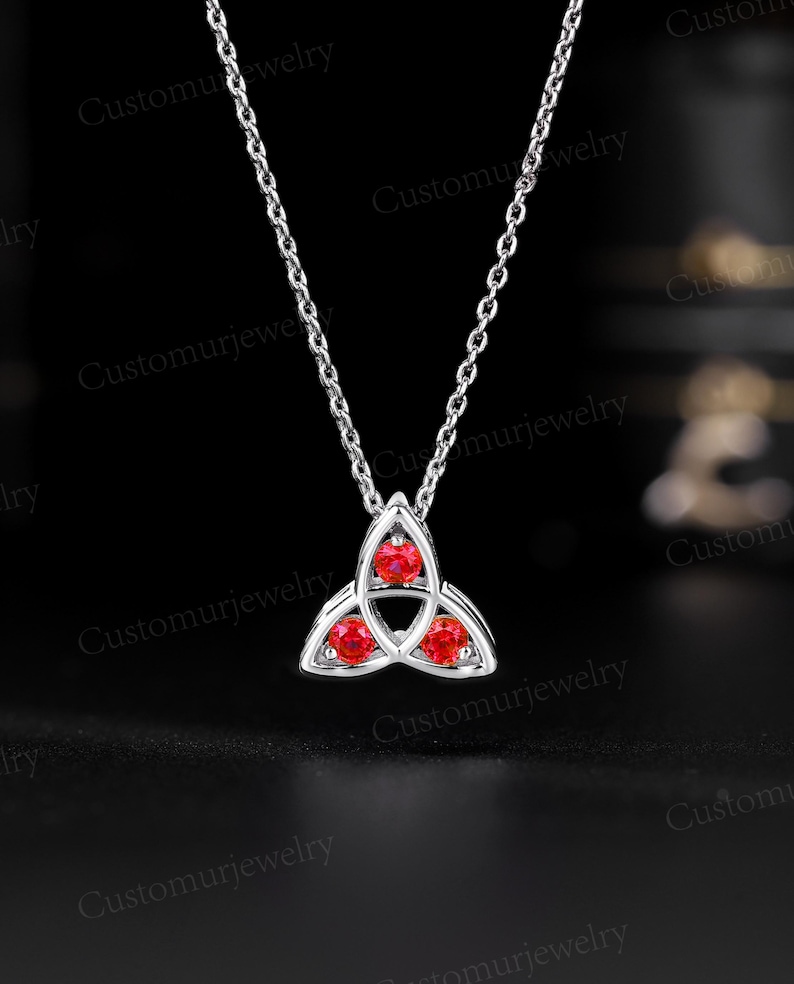 Collana celtica della Trinità con rubino sintetico, ciondolo triquetra irlandese, gioiello con nodo celtico a tre pietre, regalo personalizzato con pietra portafortuna, collana in oro 10 carati immagine 7