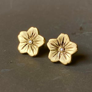Boucles d&#39;oreilles fleurs dorées avec diamants et gravure à la main - argent plaqué or