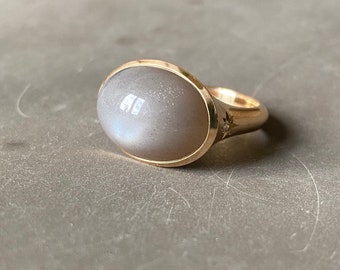 Ring in 750 Roségold mit grauem Mondsteincabochon und Brillanten an den Seiten