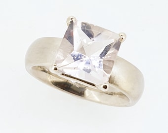 Ring in Silber mit Rosenquarz in Krappenfassung -Solitärring