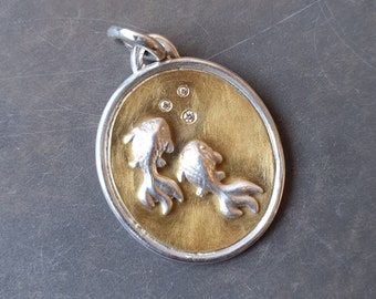 Großer Anhänger mit Fischen und Brillanten- Feingold und Silber- Bicolor Gold Silber