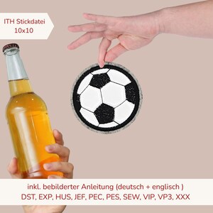 Könnte beinhalten: Ein kreisförmiger, gestickter Fußball-Aufnäher mit schwarzen und weißen Feldern. Der Text ITH Stickdatei 10x10 ist sichtbar, zusammen mit einer Liste von Dateiformaten wie DST, EXP, HUS, JEF, PEC, PES, SEW, VIP, VP3 und XXX sowie Anleitungen.