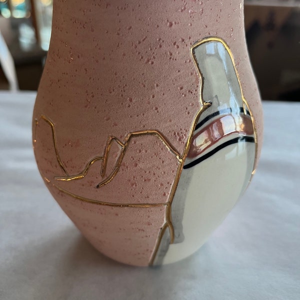 Like new with card 22 Karat Gold Accents Southwest style Russel Original signed bottom Pot Vase Pottery beautiful piece handmade artisan