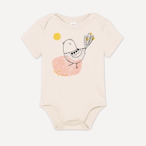 Może przedstawiać: Kremowy body dla niemowląt z krótkim rękawem. Body przedstawia czarno-białą ilustrację ptaka na różowym i żółtym tle.