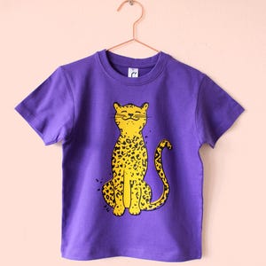Lila Leo T-Shirt Handbedruckt Kinder Leopard 2- 8 Jahre