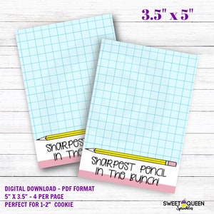 Puede incluir: Dos páginas PDF imprimibles de 3,5 x 5 pulgadas con un patrón de cuadrícula azul claro. Cada página presenta un lápiz amarillo con el texto "Sharpest Pencil in the Bunch!" en negro sobre un fondo rosa.