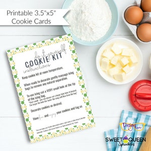 Può includere: Biglietti per biscotti stampabili da 8,9 cm x 12,7 cm con istruzioni per un kit di biscotti fai-da-te. La carta ha un bordo verde a forma di trifoglio e ferro di cavallo. Ingredienti come farina, uova e burro sono sullo sfondo. Il testo dice "do it yourself cookie kit instructions".