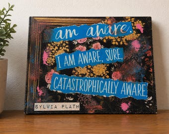 „Katastrophal bewusst“ – Original Mixed Media Kunst | Sylvia Plath inspiriert Leinwand | Stimmungsvolle Blumen Typografie Wandkunst