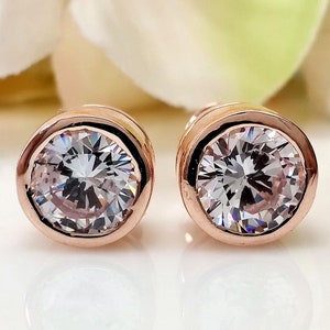 Pendientes de diamantes en oro rosa macizo de 14 quilates con engaste en bisel, pendientes clásicos tipo solitario, pendientes tipo botón con moissanita redonda incolora de 2 quilates y cierre de rosca