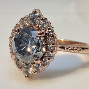 Grauer Moissanite Verlobungsring / 7.5 mm Rundschliff Moissanite Halo Luxuriöser Ring / Valentinstag Geschenk / 14K Rose Gold Versprechensring / Geschenk für Frauen