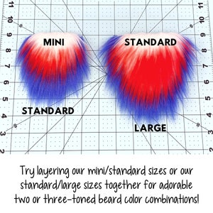 Op de afbeelding: Drie kunstbont baardstukken in verschillende maten: mini, standaard en groot. De stukken zijn rood, wit en blauw. De tekst "Probeer onze mini/standaard maten of onze standaard/grote maten te combineren voor schattige tweekleurige of driekleurige baardkleurcombinaties!" staat onderaan de afbeelding.