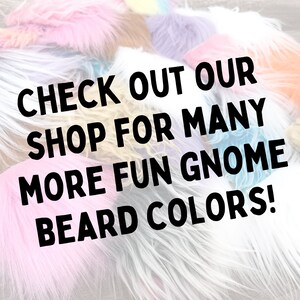 Op de afbeelding: Een verscheidenheid aan kleurrijke nep bont baard opties voor gnome ambachten. De tekst luidt "Kijk in onze winkel voor veel meer leuke gnome baard kleuren!"