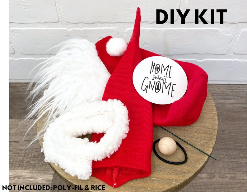 Puede incluir: Kit de bricolaje para gnomo con sombrero de fieltro rojo, barba de piel blanca, pomp&oacute;n blanco, nariz de fieltro blanco, nariz de madera, limpiapipas verde y un c&iacute;rculo blanco con el texto "Home Sweet Gnome".
