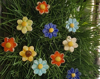 Keramik Blumen  Stecker, 10 Stück für  Muttertag, als Geschenk , Handgemacht ,Vattertag , Hochzeit, Taufe , Geburtstage , Mitbringsel ,