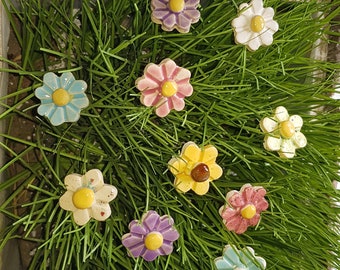 Keramik Blumen  Stecker, 10 Stück für  Muttertag, als Geschenk , Handgemacht ,Vattertag , Hochzeit, Taufe , Geburtstage , Mitbringsel ,