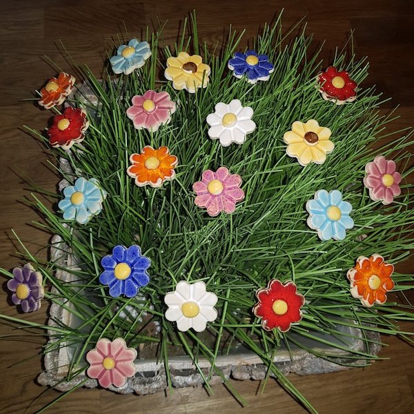 Keramik Blumen  Stecker, 20 Stück für  Muttertag, als Geschenk , Handgemacht ,Vattertag , Hochzeit, Taufe , Geburtstage , Mitbringsel ,