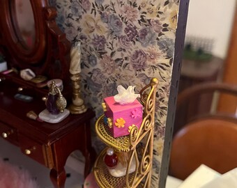 Caja de pañuelos miniatura Y2K para baño de casa de muñecas, escala 1:12, detalles de madera rosa.