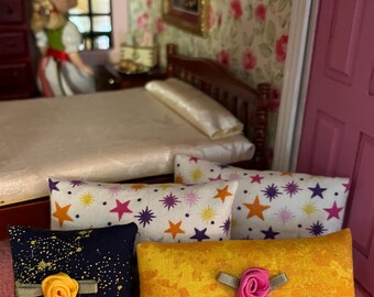 Juego de cama de 4 piezas hecho a mano a escala 1:6 para muñecas y casas de muñecas