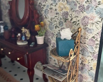 Pañuelos de papel en miniatura color verde azulado intenso a escala 1:12 para baño o tocador de casa de muñecas