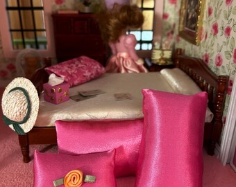 Almohadas para muñecas de satén rosa con diseño floral a escala 1:6 (juego de 3 piezas)