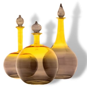 Stijlvolle karafset, set van drie vintage decentreerflessen, veelkleurige karaf met stop, handgeschilderd glas, decoraties voor thuis en op kantoor