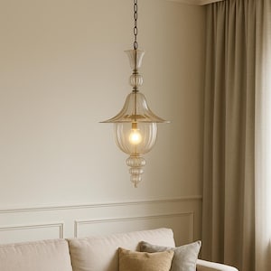 Lámpara de araña de cristal con pantalla de farol transparente ornamentada y cadena de latón, lámpara de entrada de inspiración francesa. imagen 1
