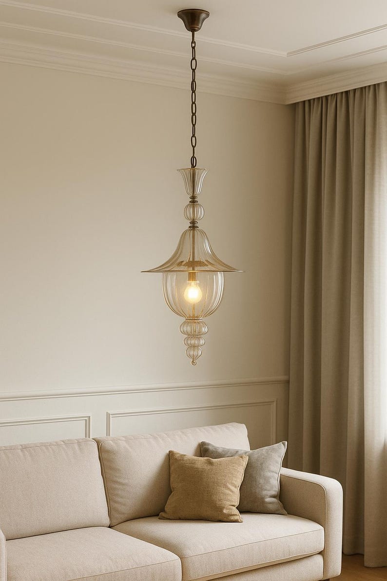 Lámpara de araña de cristal con pantalla de farol transparente ornamentada y cadena de latón, lámpara de entrada de inspiración francesa. imagen 1