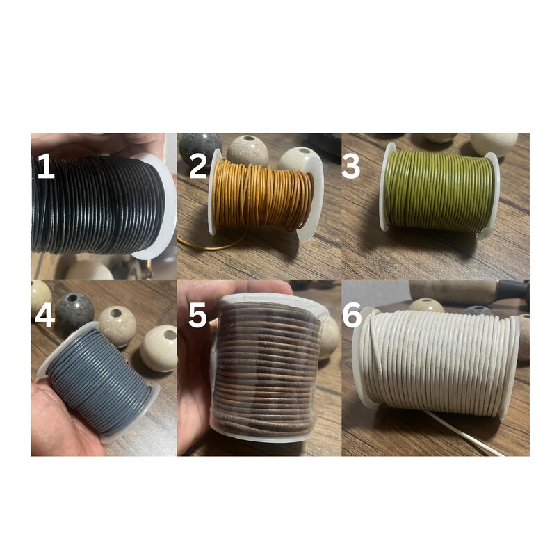 Peut inclure: Six bobines de cordon rond num&eacute;rot&eacute;es de un &agrave; six. Les cordons sont noir, ocre, vert olive, gris ardoise, marron fonc&eacute; et blanc. Chaque bobine poss&egrave;de un noyau en plastique blanc et des embouts circulaires, avec le cordon enroul&eacute; en rang&eacute;es.