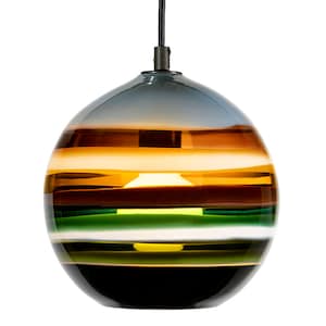 Könnte beinhalten: Eine runde Glaspendelleuchte mit schwarzem Kabel und einem geschichteten Design aus braunem, orangefarbenem, grünem, weißem und schwarzem Glas.