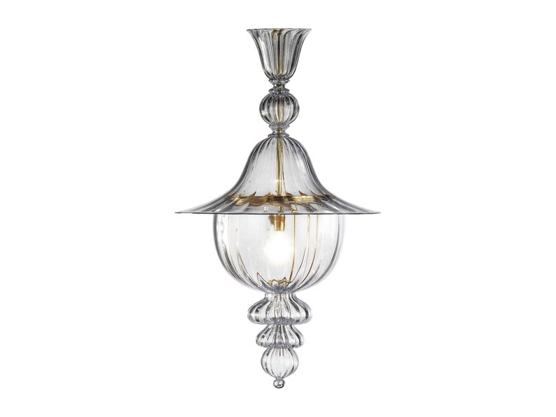Puede incluir: Una l&aacute;mpara colgante de vidrio transparente con ribetes de metal dorado y un dise&ntilde;o acanalado. La l&aacute;mpara tiene una pantalla en forma de campana y un remate decorativo.