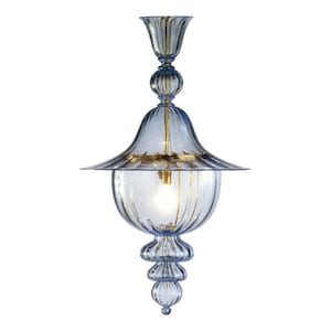Puede incluir: Una l&aacute;mpara colgante de vidrio azul con ribete dorado y una pantalla en forma de campana. La luz tiene un dise&ntilde;o decorativo con varios niveles.