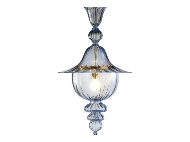 Puede incluir: Una l&aacute;mpara colgante de vidrio azul con ribete dorado y una pantalla en forma de campana. La luz tiene un dise&ntilde;o decorativo con varios niveles.