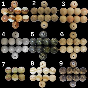 K&ouml;nnte beinhalten: Neun verschiedene Arten von Perlen, jede in einer Gruppe von neun angeordnet, die in einer Diamantform angeordnet sind. Die Perlen bestehen aus verschiedenen Materialien, darunter Stein, Holz und Glas. Die Perlen sind alle in verschiedenen Farben und Mustern.