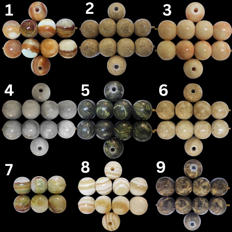 K&ouml;nnte beinhalten: Neun verschiedene Arten von Perlen, jede in einer Gruppe von neun angeordnet, die in einer Diamantform angeordnet sind. Die Perlen bestehen aus verschiedenen Materialien, darunter Stein, Holz und Glas. Die Perlen sind alle in verschiedenen Farben und Mustern.