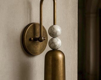 Böjd armlampa med U-formad mässingsögla, dubbla marmorkulor och rundad cylinderskärm för hall eller sovrum