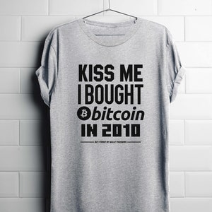 Kiss Me Ich habe Bitcoin im Jahr 2010 gekauft, aber ich habe mein Portemonnaie Passwort vergessen, lustiges Shirt, Krypto Shirt, Bitcoin T-Shirt, HODL, Krypto Shirt