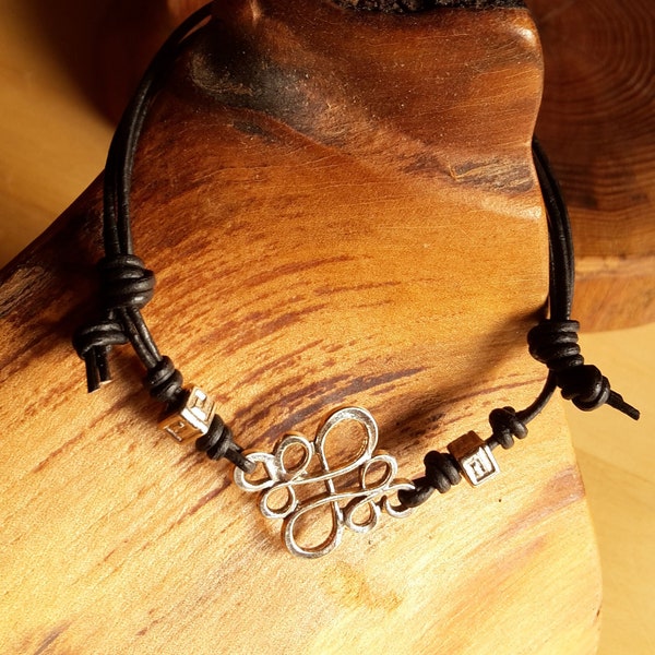 Lederarmband SCHWARZ mit keltischem Knoten, verstellbar, zierlich