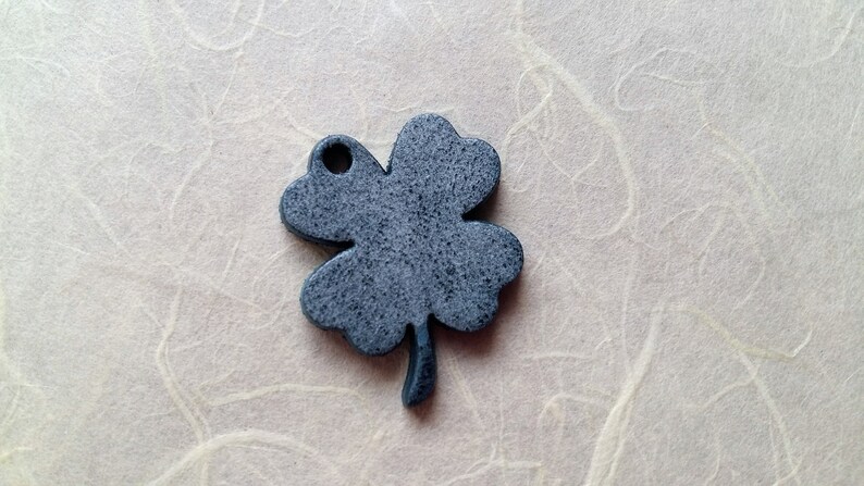 4 x 3.2 cm Leather pendant clover Blue Vintage