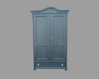 Landhaus-Schrank Kreidefarbe blau im Vintage, shabby-chic Style