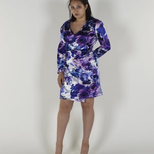 Lila Blumen Wickelkleid