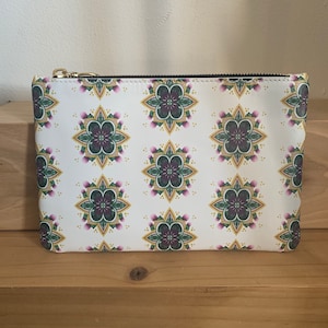White 4 Leaf Clover Mandela Repeat Clutch
