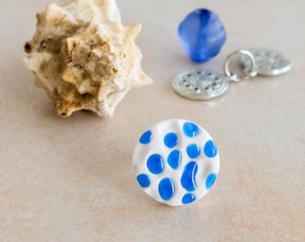 Weiß-blauer Ring, Verstellbarer Ring aus Polymer Ton mit Blaue Pünktchen, Geschenk für Damen, Ausgefallener Schmuck, Handgemachter Schmuck