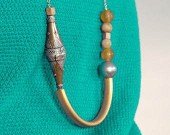 Schlichte Minimalistische Halskette, Geschenk für Frauen, Lange Messing Anhänger Perlenkette, Ausgefallene Asymmetrische Halskette