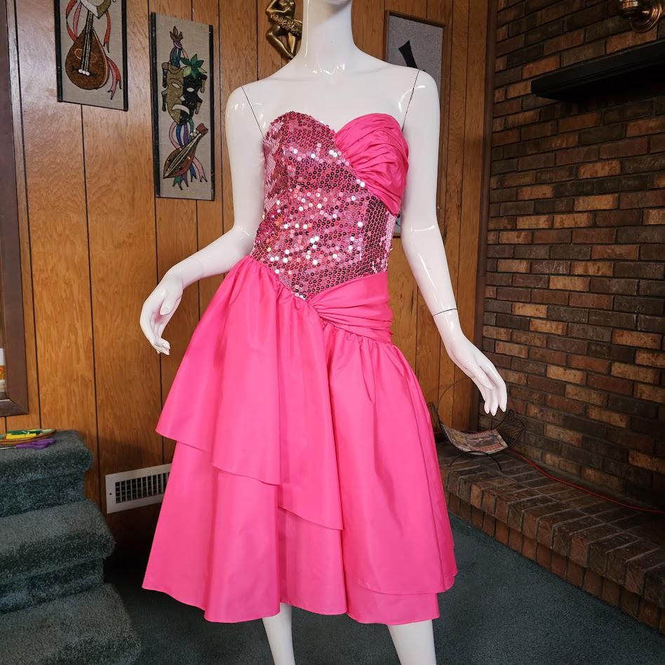 red dress with a cape Evening Gown – Dramatic Formalwear for Gala Events – VALDRIN SAHITI wholesale:dia Autumn Dresses 2025: Chic Select your size:EU 46 - US 12 / 12.5 a masterpiece designed to