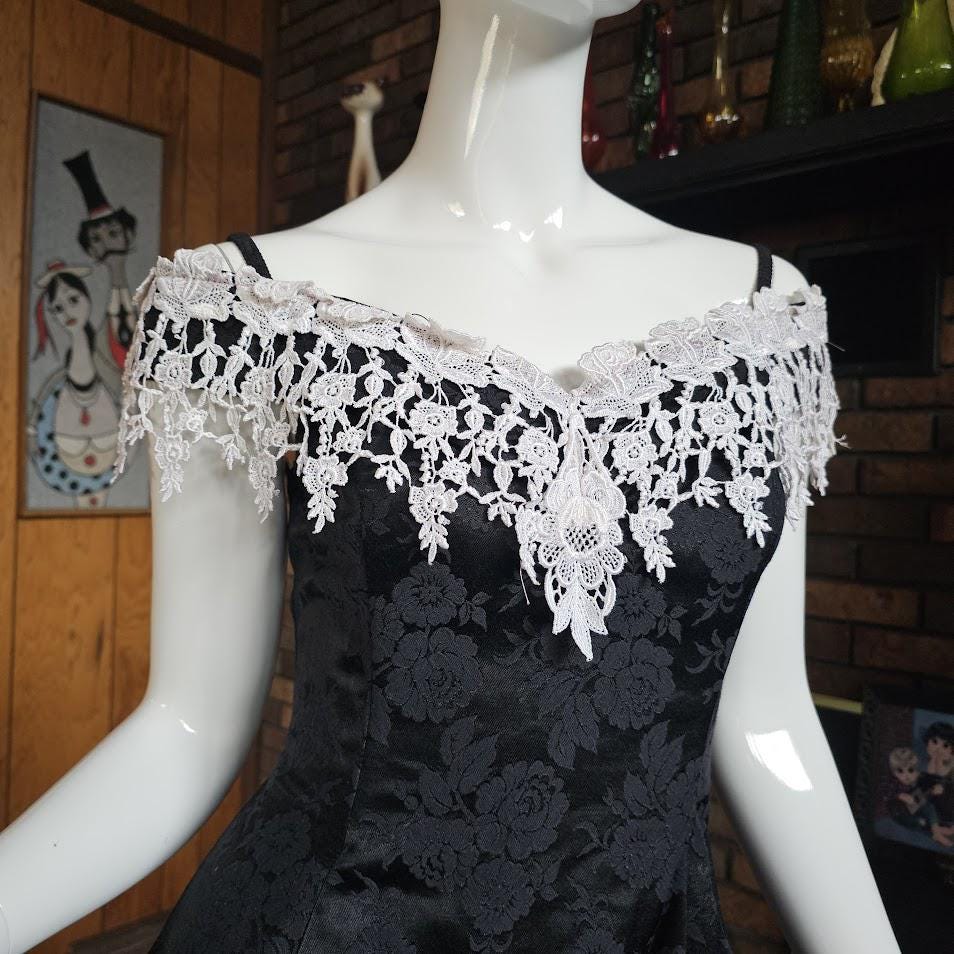 90210 black and white dress Size:5T-6 Years