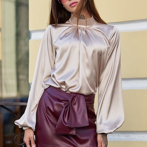 Blusa de mangas bufantes, blusa de seda de mangas compridas, blusa de gola alta, blusa de seda bege, camisa de cetim de seda