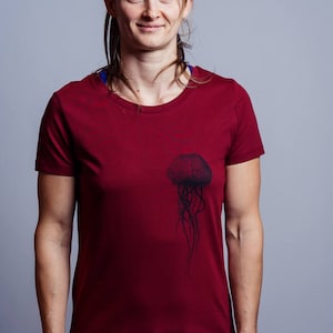 Jellyfish women&#39;s T-shirt made of organic cotton, short sleeves, hand screen printed, sustainable gift for women