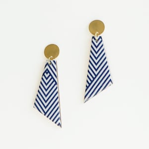 Driehoek geometrische oorbellen, statement oorbellen, moderne sieraden, houten oorbellen, houten sieraden, marineblauw, driehoek oorbellen, cadeau voor haar