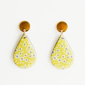 Bloemoorbellen, kleurrijke oorbellen, statement oorbellen, Japanse chiyogamipatroon hangoorbellen, botanische sieraden, oorbellen houthars