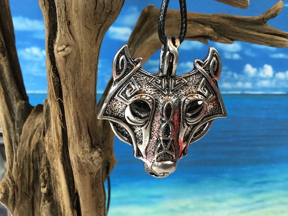 Silver wolfs head pendant with black onyx eyes